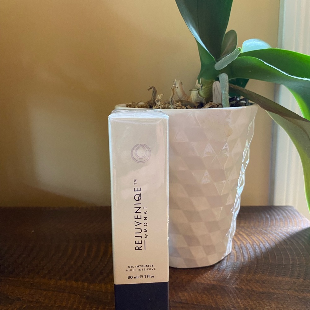 Rejuveniqe Oil Intensive Hair Treatment - Black and White